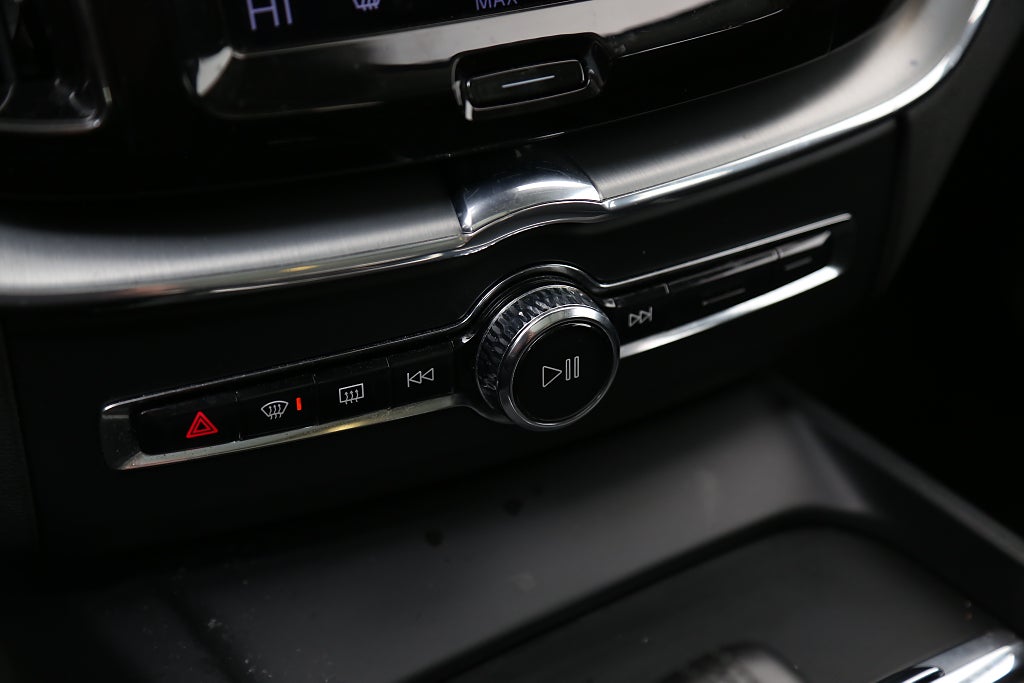 Volvo XC60 Recharge T6 340hk AWD Momentum Pano Drag Leasbar 2021