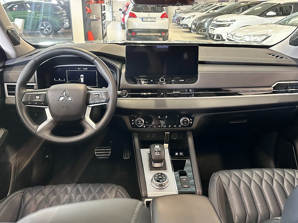 Mitsubishi Outlander PHEV CVT AWD 306hk Instyle Panorama Dragkrok thumbnail
