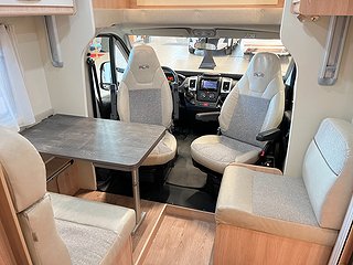 Husbil-halvintegrerad PLA H 385 13 av 24