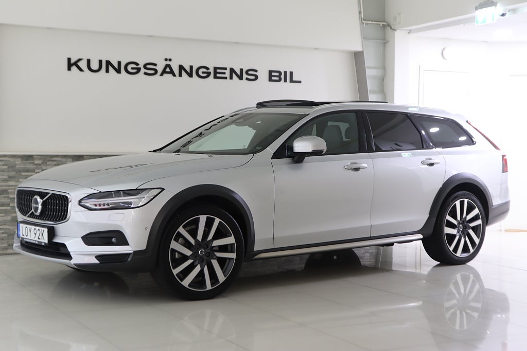 Volvo V90 Cross Country B4 AWD Adv Edt Lounge H/K Pano Drag MOMS 1-ägare 