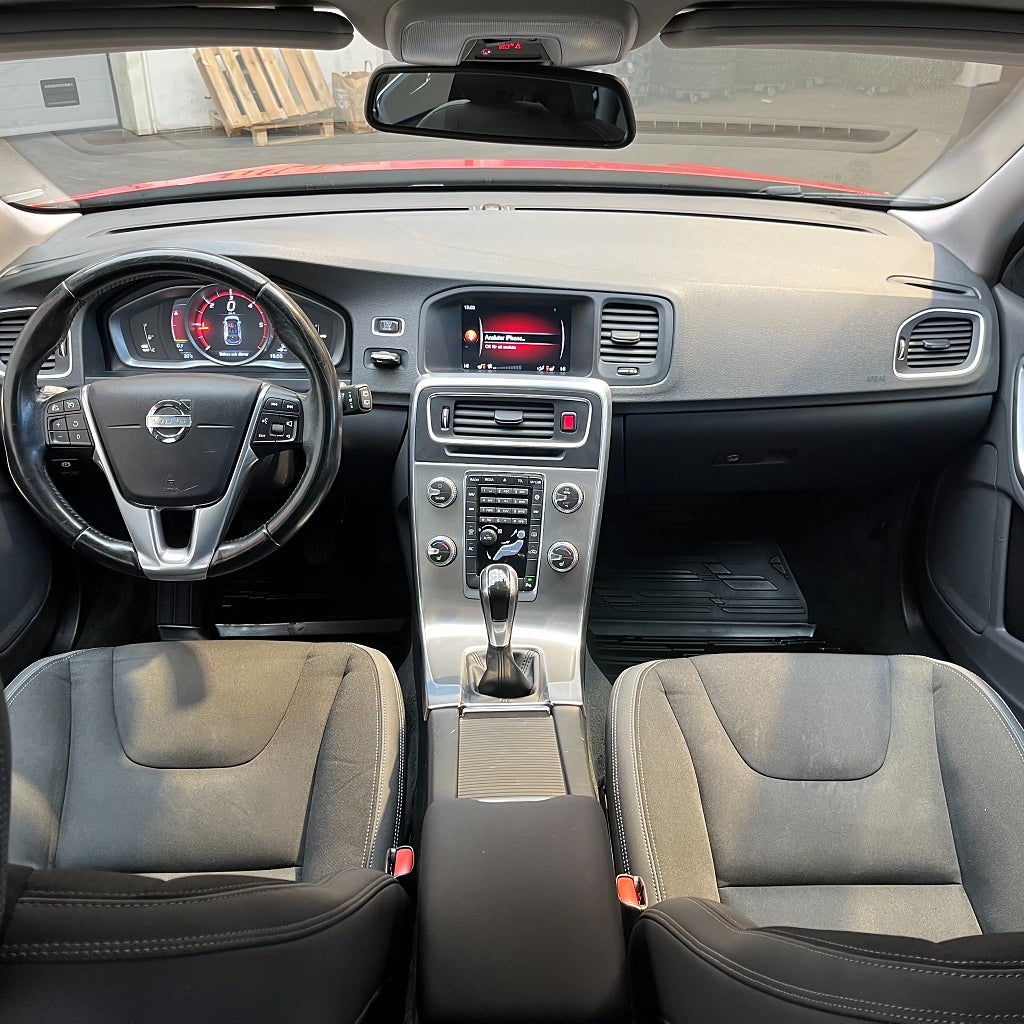 Volvo V60 D4 Momentum Värmare Dragkrok PDC-Bak Kamrem bytt!