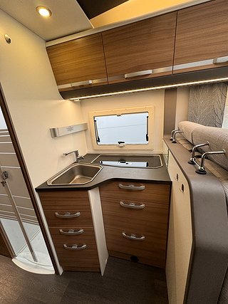 Husbil-halvintegrerad Adria Coral 670 SL AUTOMAT 4 av 10