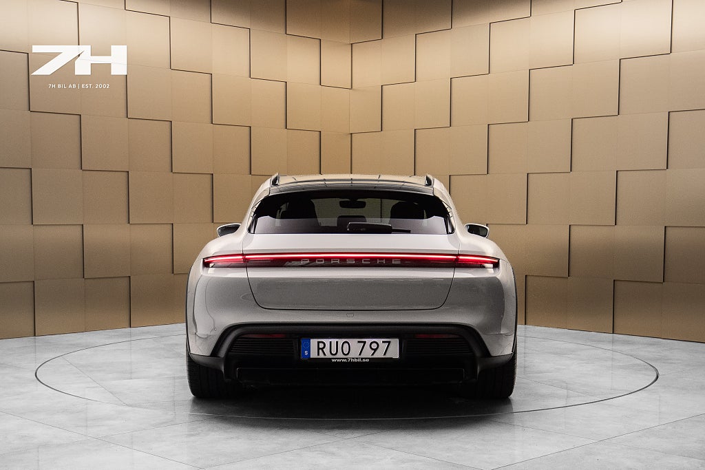 Porsche Taycan 4 Cross Turismo / P-Display / 18-väg / HuD /