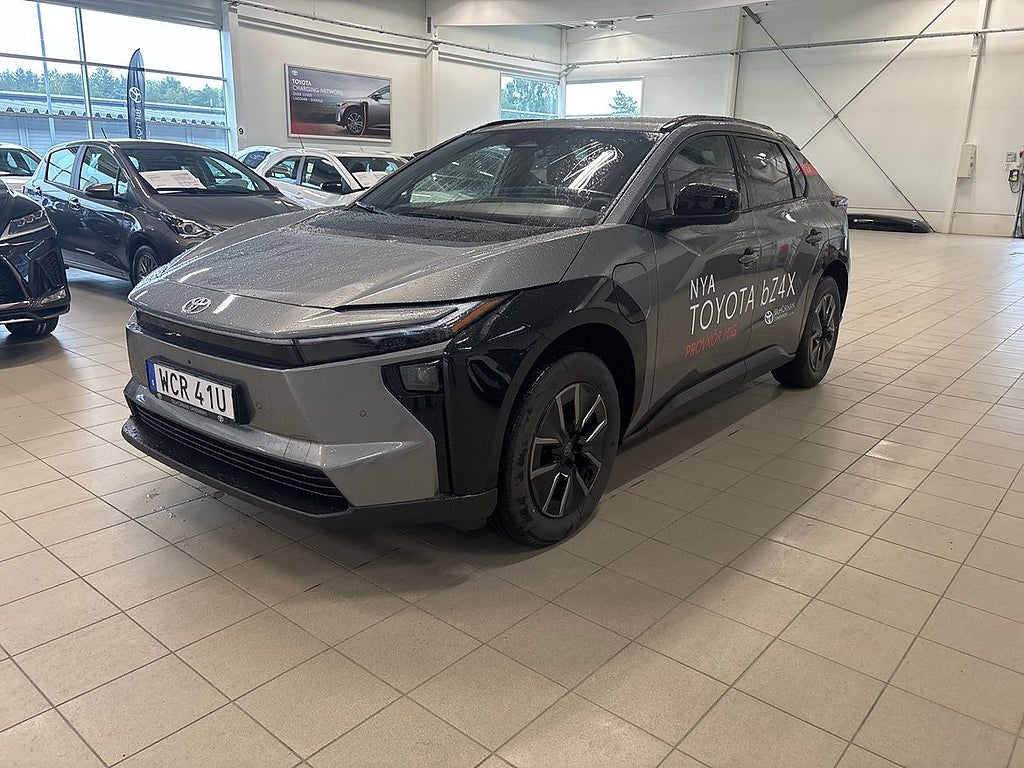 Toyota bZ4X AWD Active Tech Vinterhjul Dragkrok Demobil