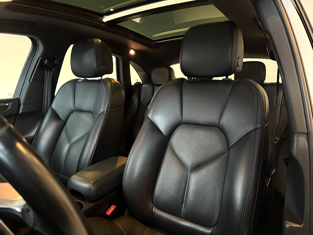 Porsche Macan PDK BASE 252HK PANO SKINN VÄRMARE FULLSERVAD 21" 1-ÄGAR
