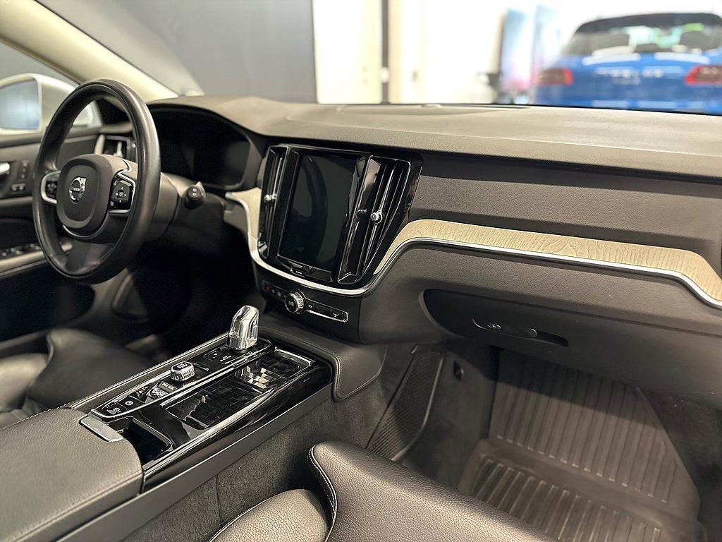 Volvo V60 T8 Twin Engine AWD INSCRIPTION/B-Kamera/DRAG/NAV/PANO