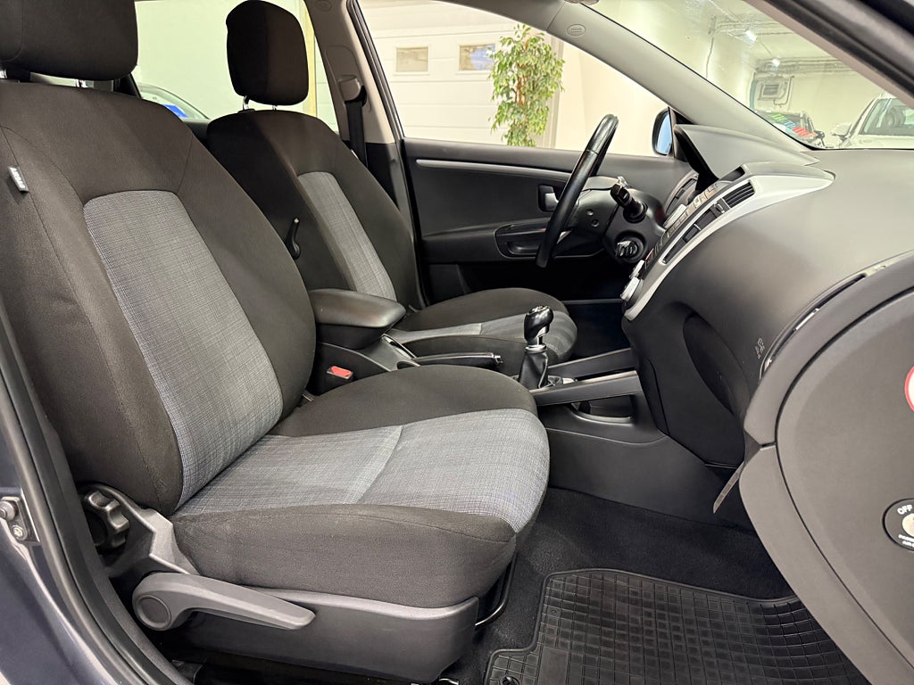 Kia Ceed cee'd_sw 1.6 CRDi Drag Värmare Vinterhjul Nybesiktigad - miniatyr 13