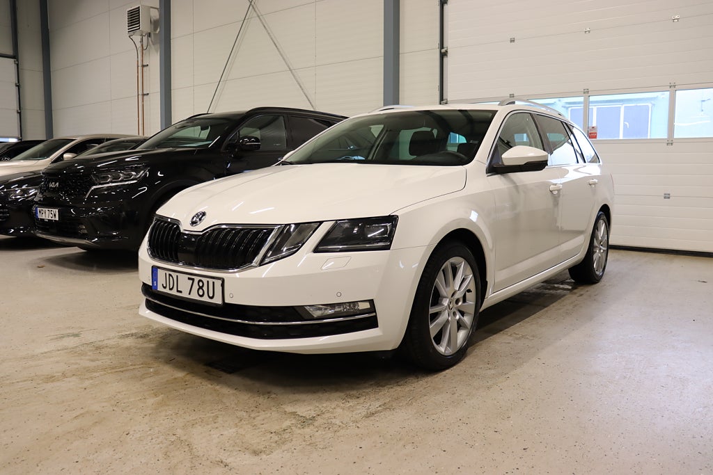 Skoda Octavia Kombi 1.5 TSI ACT Style Drag B-Värm CANTON B-Kam 150hk