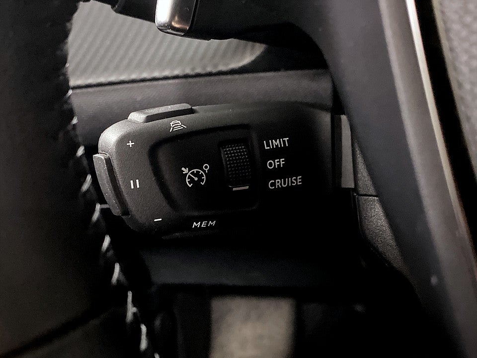 Bild på Peugeot 2008 Allure 1.2 PT 130hk B-KAMERA CARPLAY