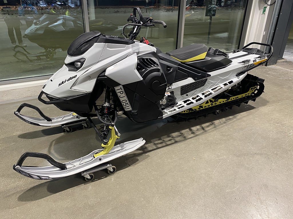 Ski-Doo Summit EDGE 146" 850 E-TEC SHOT