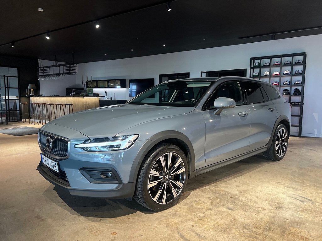 Volvo V60 Cross Country B4 AWD Momentum 197hk Drag / värmare