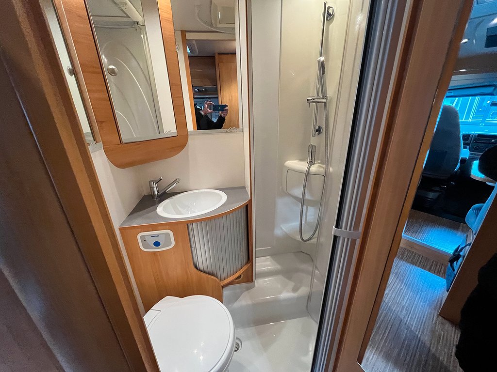 Adria Coral 670 SL /B-körkort/Solcell/Långbädd/Garage - Adria