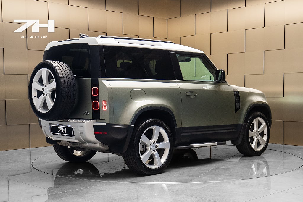 Land Rover Defender 90 D300 / Drag / Luftfjädring / Meridian® / Pano / Värm