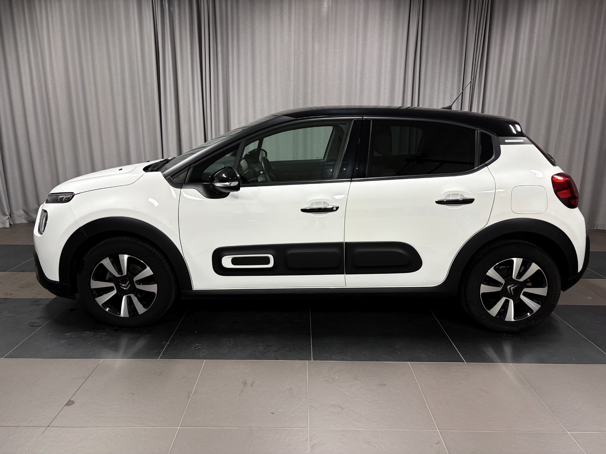 Citroen C3 SHINE PureTech 110 AUT 2023, bild 2/10