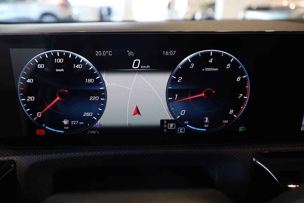 Mercedes-Benz CLA 200 Shooting Brake 7G-DCT Panorama Kamera Läder Navi 2021