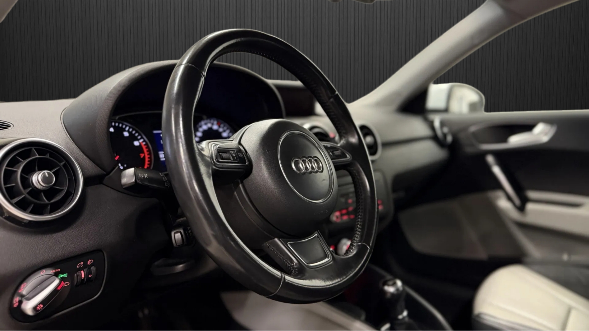 Audi A1 Sportback 1.2 TFSI Manuell 2013, bild 5/38