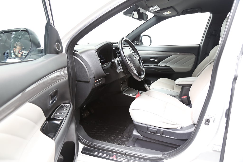 Mitsubishi Outlander PHEV 224hk Business Aut 4WD Skinn 360°-kamera Drag 2019