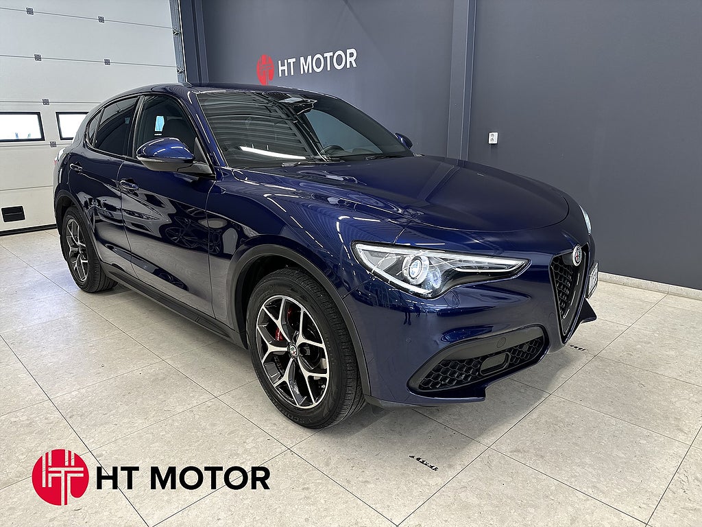 Alfa Romeo Stelvio 2.0 Turbo 16V Q4 200HK/B-Kamera/Veloce Läder/Navi/4.99%