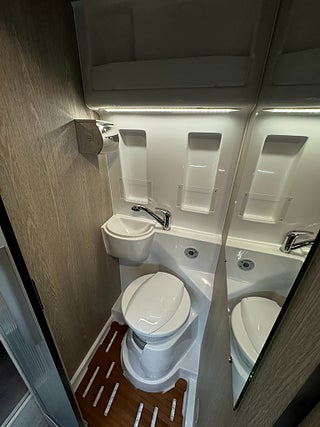 Husbil-halvintegrerad Robeta Kronos 180HK AUT Stor soffa bak! Långbädd & Popup-tak 18 av 29