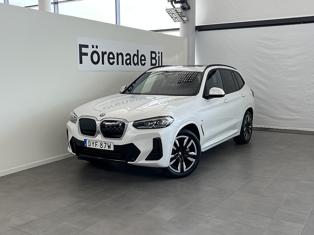 BMW iX3 Charged M Sport Rattvärme Panorama Park Assist 