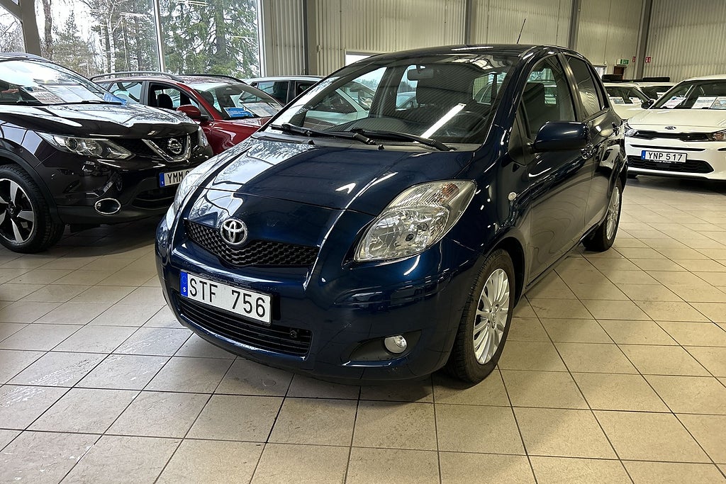 Toyota Yaris 5-dr / KAMKEDJA / SUPERDEAl 3.95% / LÅGA MIL / 