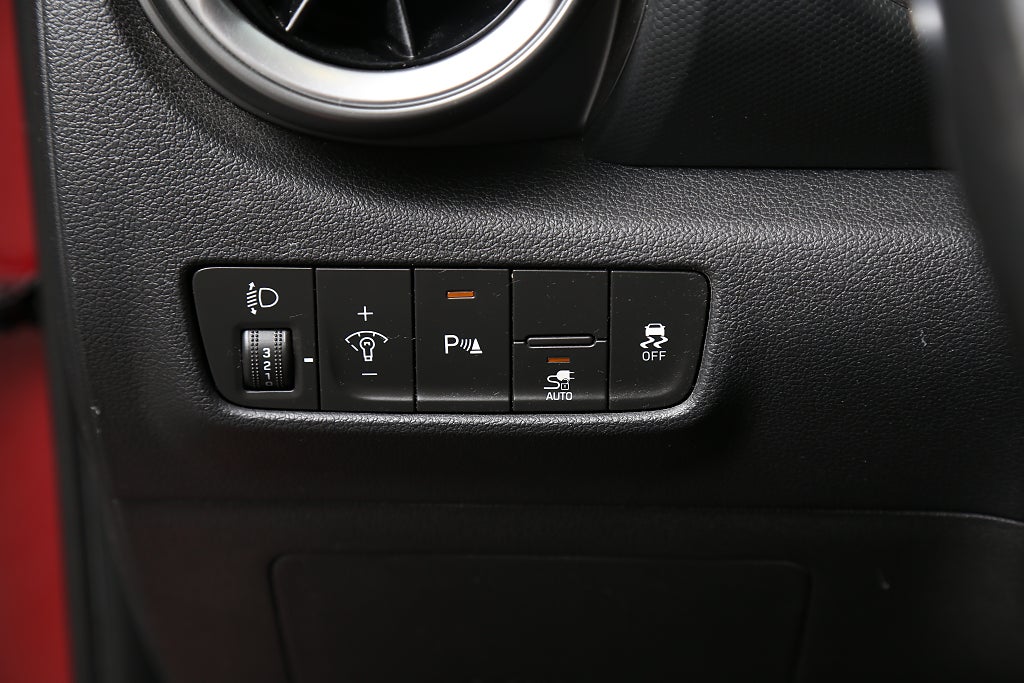 Hyundai Kona 64 kWh Essential 204hk Två-tons Lack Drag Nybilsgaranti 2022