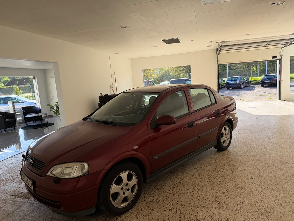 Opel Astra  1.6i sedan 5900mil ny besiktad välvårdad 
