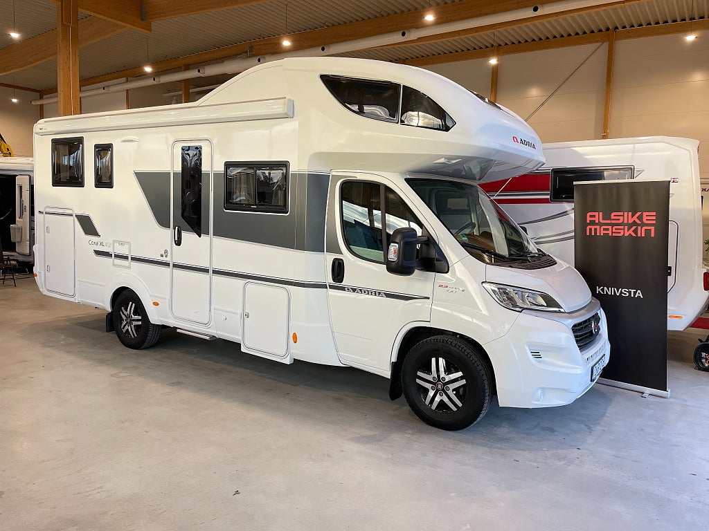 Coral XL 670 SP Plus - Adria Coral XL 670 SP Plus / El-patron / 5 bältad / Solcell / Dragkrok