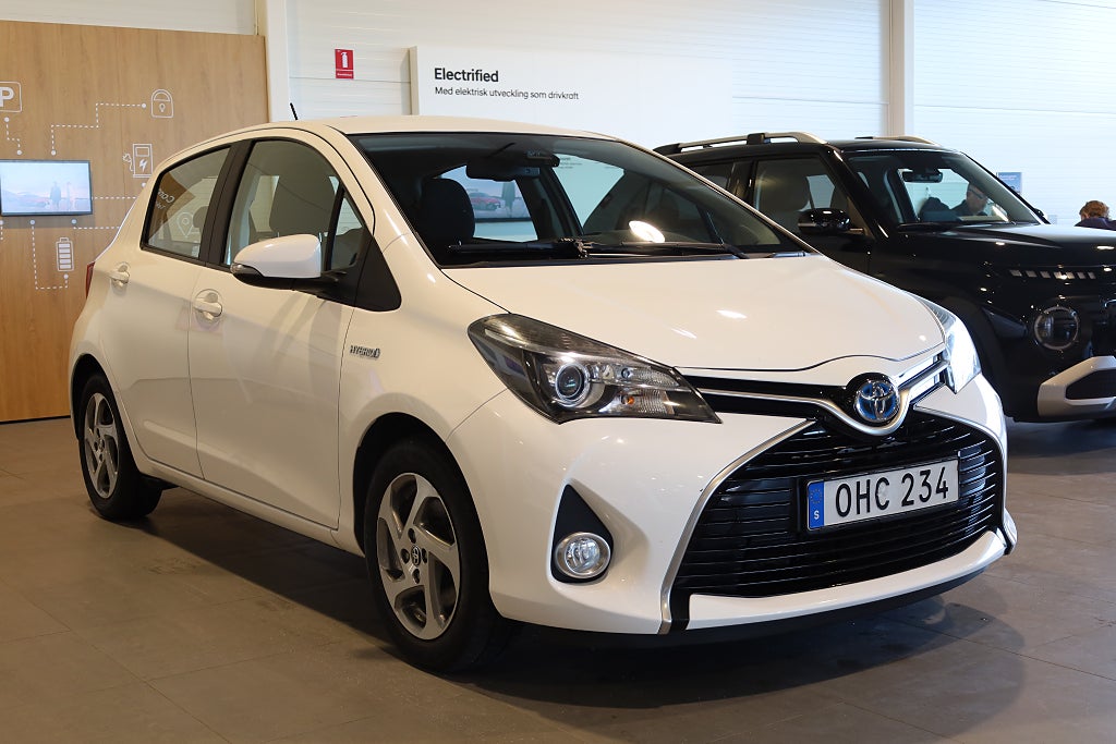 Toyota Yaris Hybrid e-CVT Active Kamera Blåtand Nyservad 2017