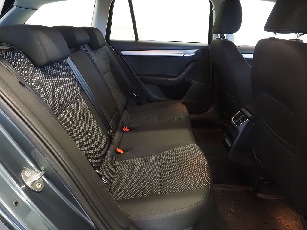 Skoda Octavia 1.6 TDI 110hk Greenline Pluspaket Dragkrok P-Sensorer 2015