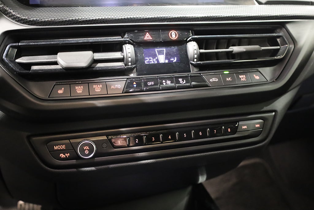 BMW 118I Sport line Navi PDC CarPlay Leasbar 2022