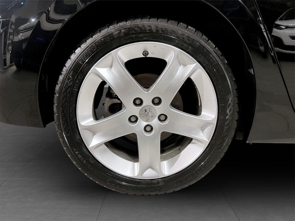 Bild på Peugeot 308 5D Active 1.2 PT 130hk Aut CARPLAY,P-SENSORER,KLIMATKONTROLL