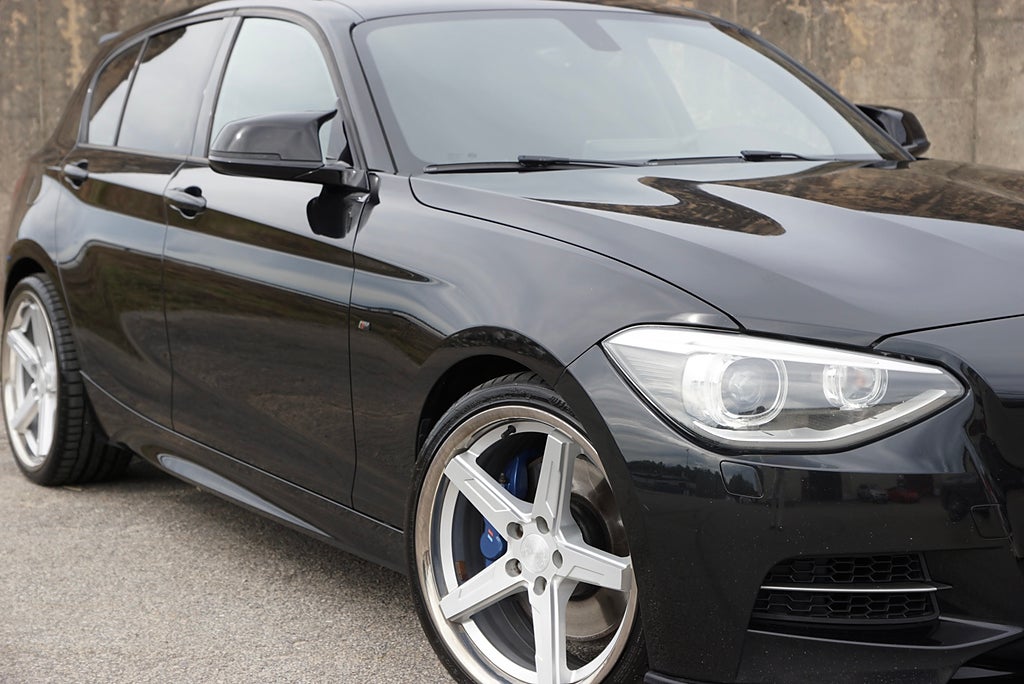 BMW M135i xDrive 420hk MHD|H&K|B-Kamera|Keyless|Navi|SE SPEC|