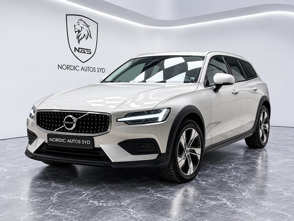 Volvo V60 Cross Country B4 AWD / Advanced Navi / Pro Edition / Head up / H&K 