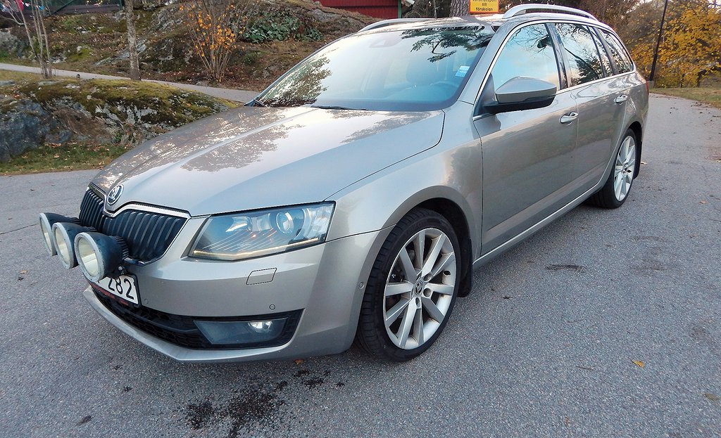 Skoda Octavia Kombi 2.0 TDI 4x4 Elegance NAVI VÄRMARE DRAG 