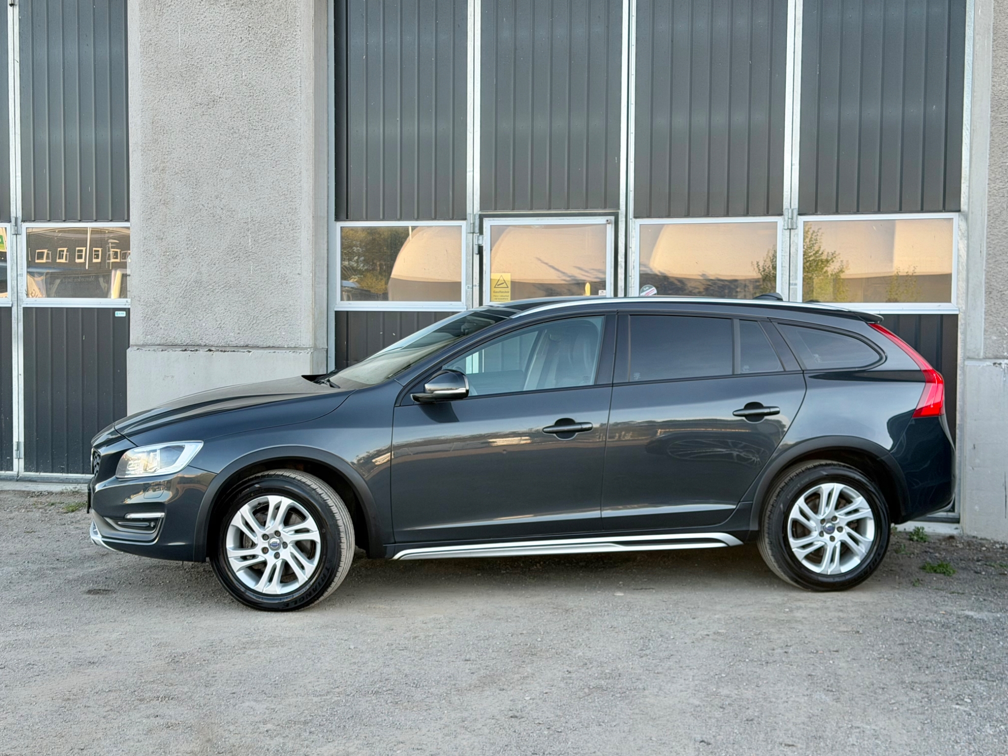 Volvo V60 Cross Country 2017, photo 2/45