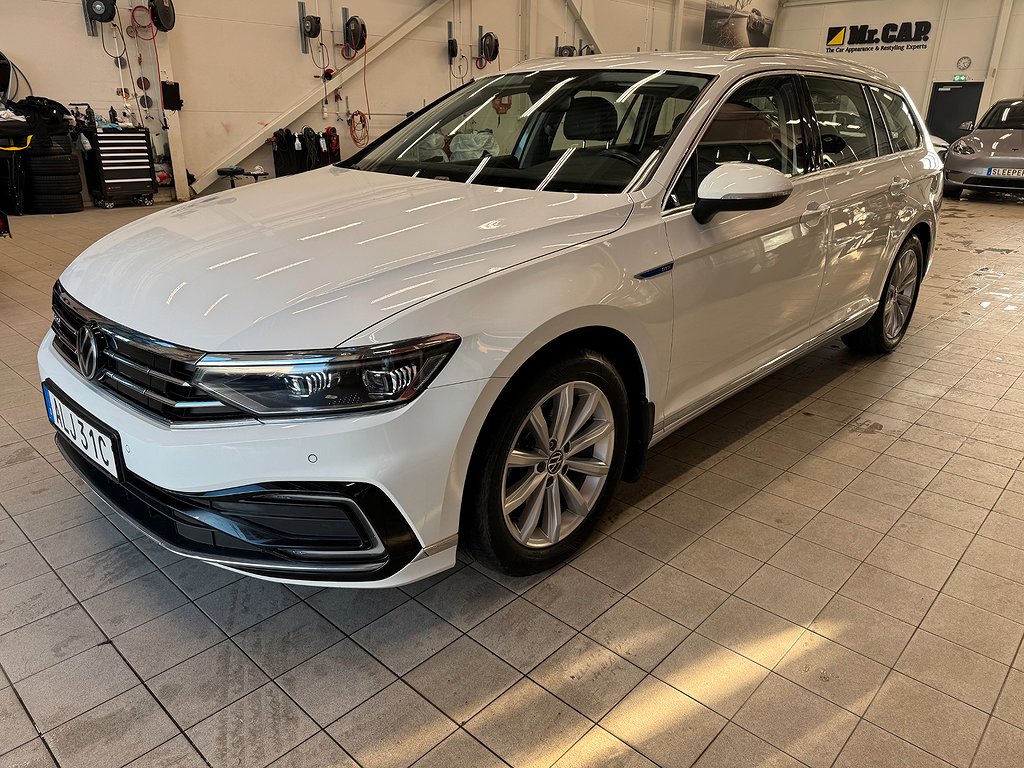 Volkswagen Passat Sportscombi GTE Executive Värmare Navi 