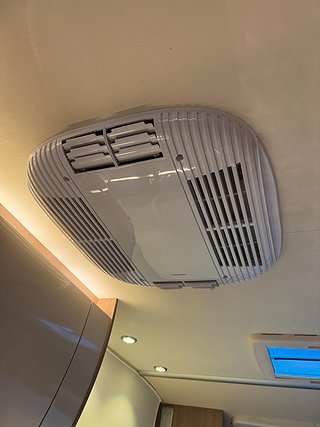 Husbil-halvintegrerad Bürstner Lyseo 744 TD 150HK AUT 12 av 25