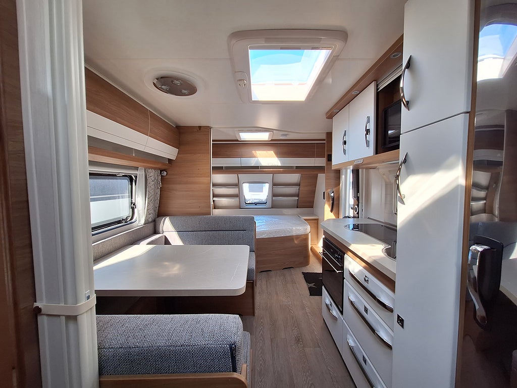 Hobby De Luxe 545 KMF Barnkammare: 3 Bäddar, Dusch, Kampanjprodukt!