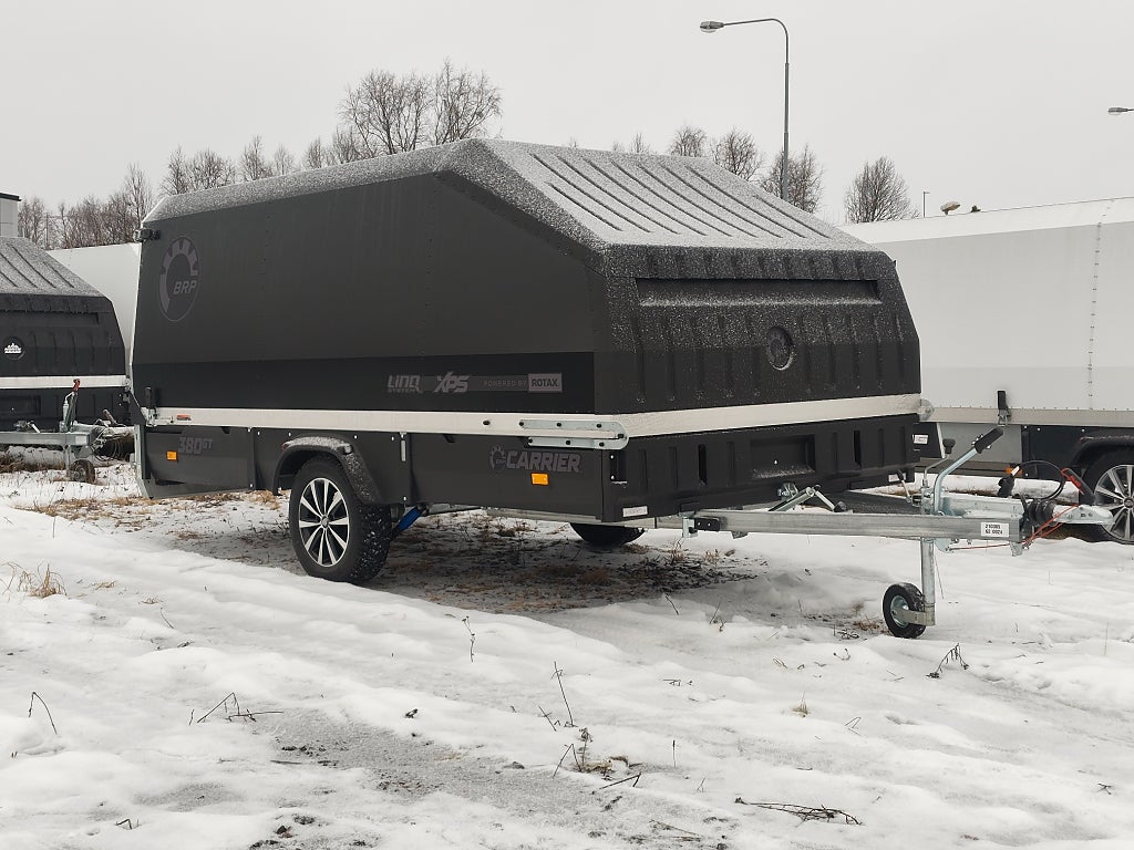 4P BRP Carrier 380 TXI Grand Touring Black Edition Bakgavel 
