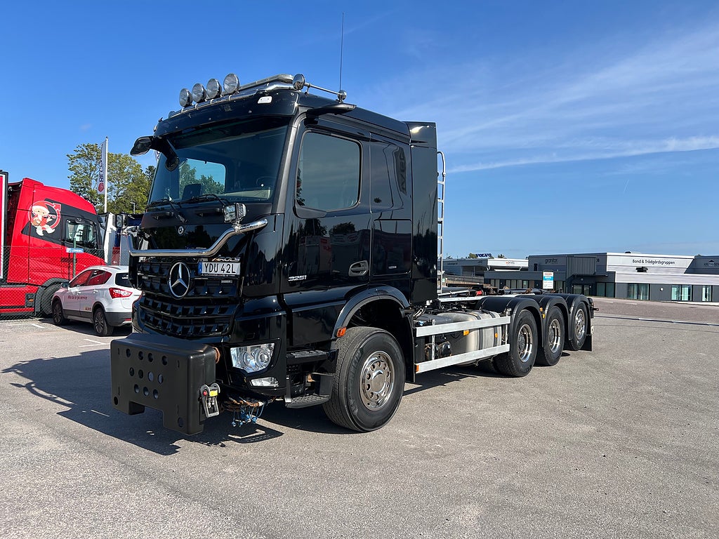 Mercedes-Benz Arocs 3251 Tridem Lastväxlare, Fullt Plogutrustad