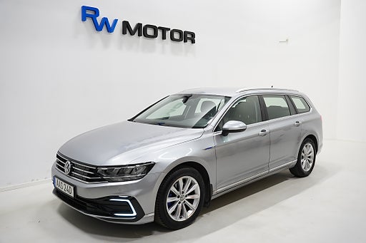 Volkswagen Passat GTE Sportscombi 218hk B-kamera P-värm Drag Carplay Navi