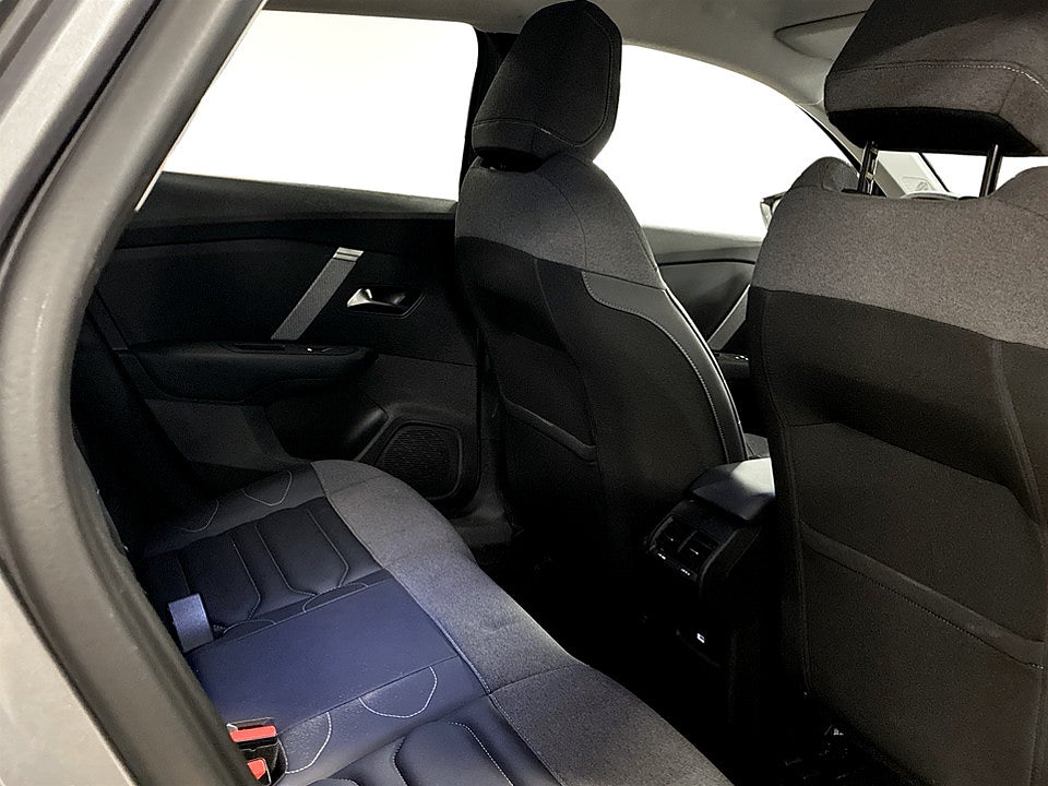 Bild på Citroën C4-X Shine 1.2 PT 130hk Aut B-KAMERA RATTVÄRME
