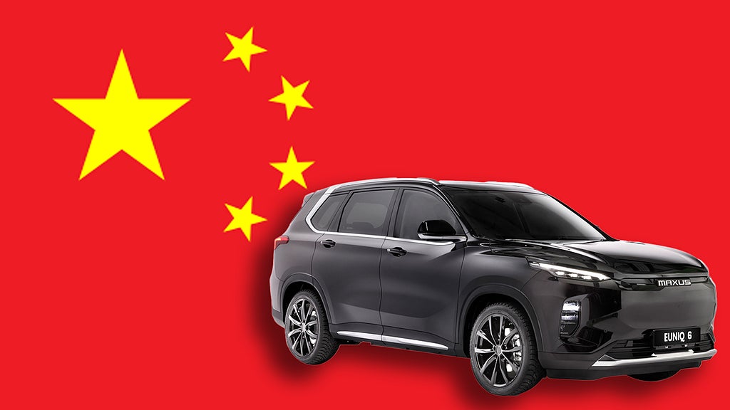 Maxus Euniq 6 och den kinesiska flaggan.
