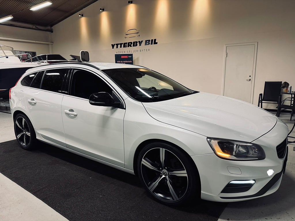 Volvo V60 D5 AWD Geartronic R-Design HIFI Skinn P-Sens D-Värm