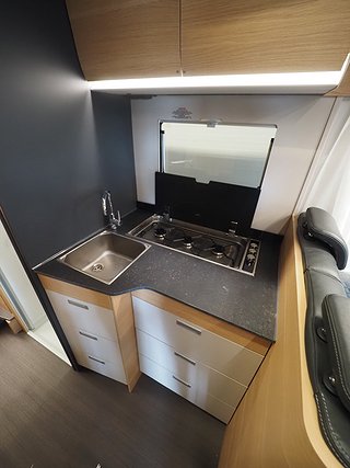 Husbil-halvintegrerad Adria Matrix 670 SL 13 av 23