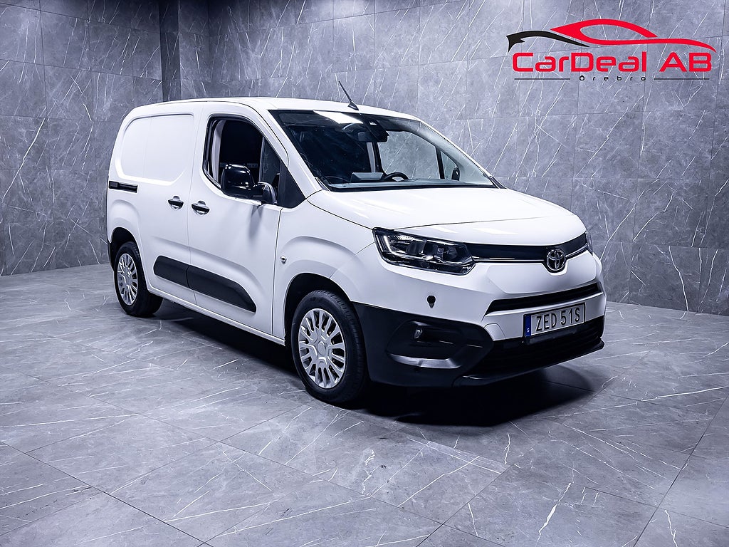 Toyota ProAce City 1.5D 130hk 3-Sits M-Värmare LED-ramp Inredning Kamera