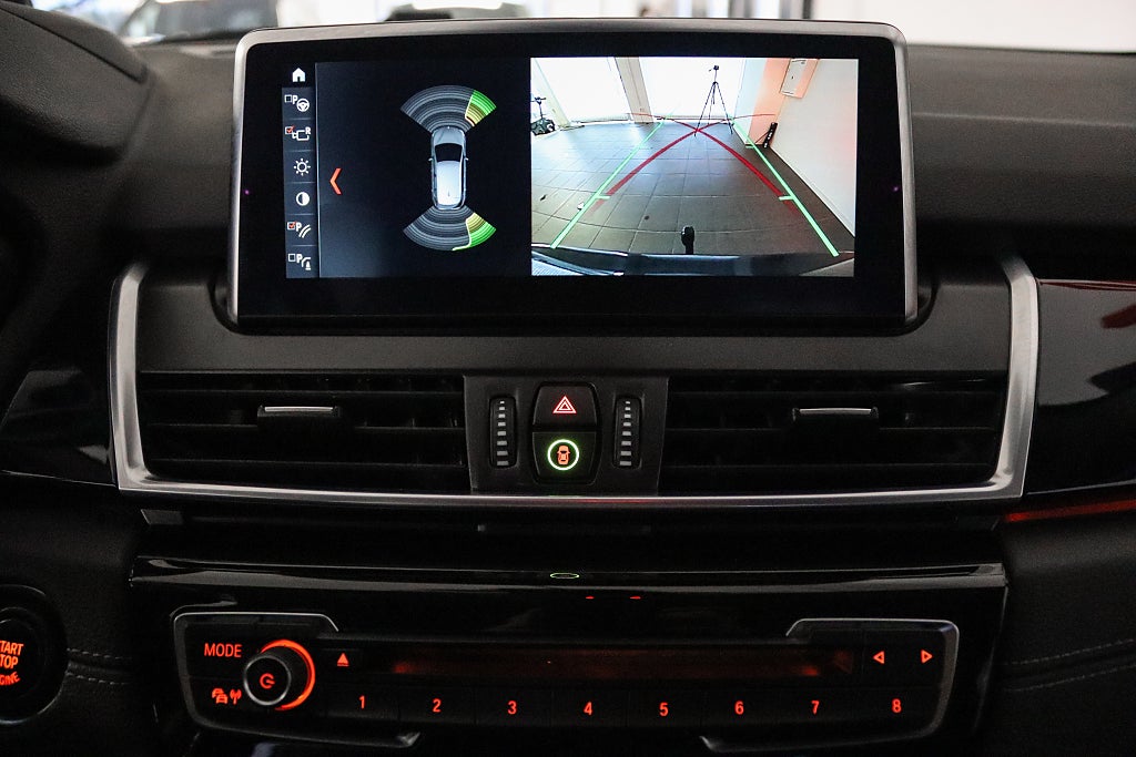 BMW 218 i Active Tourer Sport Line Navi HuD Drag B-kamera