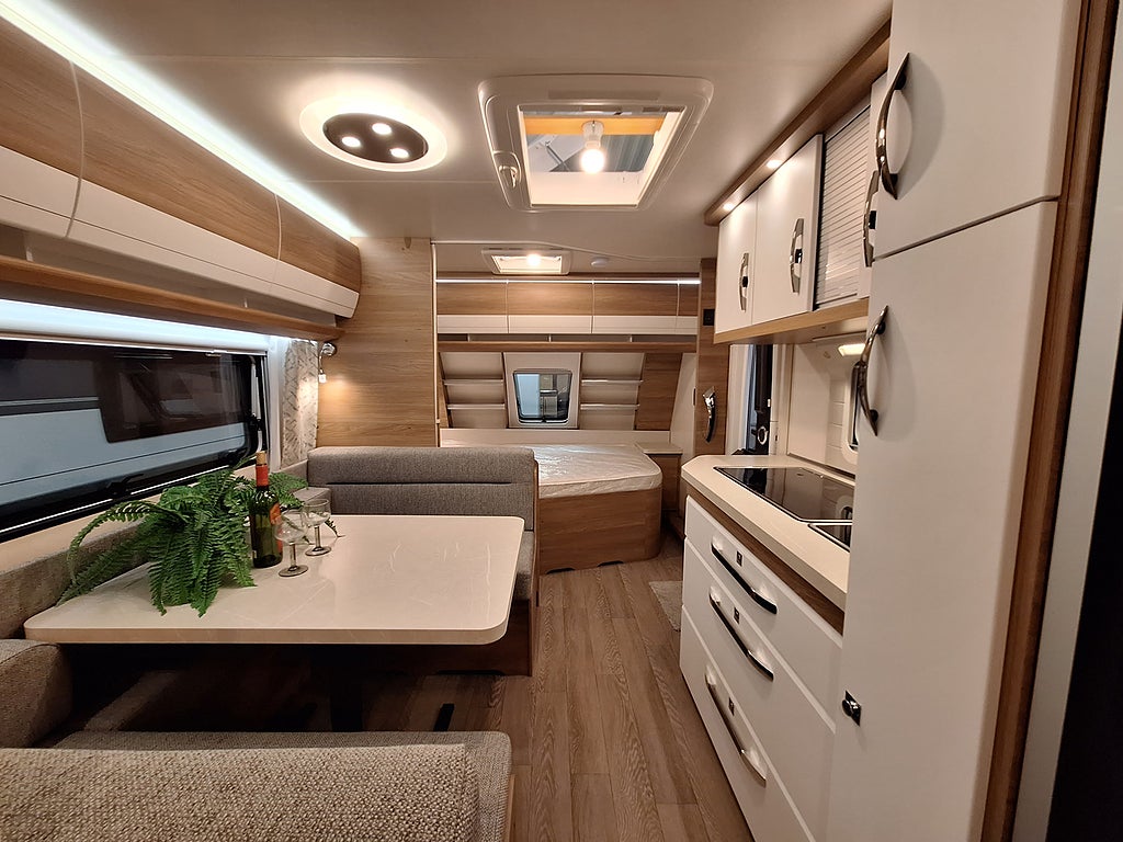 Hobby De Luxe 545 KMF Barnkammare: 3 Bäddar, Dusch, Kampanjprodukt!