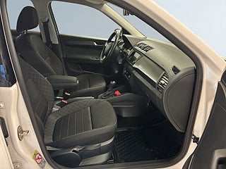 Skoda Fabia 1.0 TSI Style Mvärm P-sen Farthållare S&V-däck Nyservad – bild 10